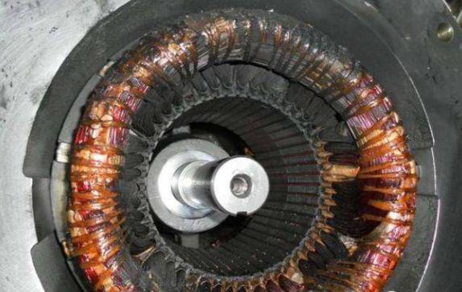 圖為西瑪電機售后拆開的冒煙電機內部照片 圖為西瑪電機售后拆開的冒煙電機內部照片