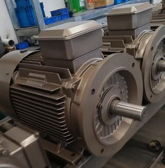 圖為西安泰富西瑪電機(jī)生產(chǎn)的YR系列繞線型三相異步電機(jī)照片 圖為西安泰富西瑪電機(jī)生產(chǎn)的YR系列繞線型三相異步電機(jī)照片